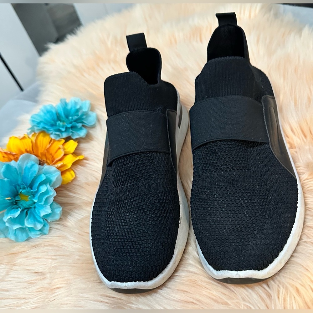 Women’s Danskin Black and White Slip On Sneakers Sz 8.5